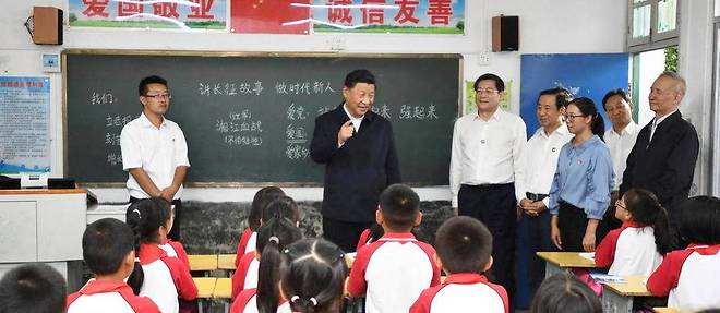 Le président chinois Xi Jinping en visite dans une école du district de Rucheng, dans la province du Hunan, le 16 septembre 2020. L’étude de la pensée Xi est désormais imposée dans les programmes d’enseignement.
