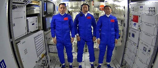 Trois astronautes chinois ont acheve une mission record de trois mois dans l'espace, sur le chantier de construction de la station spatiale chinoise. 

