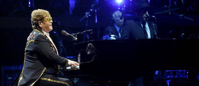 Blesse a la hanche, Elton John reporte ses trois concerts parisiens d'octobre 2021 a juin 2023.
