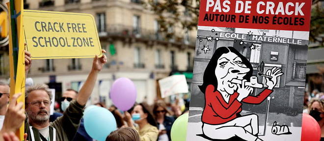 Manifestation contre la maire de Paris Anne Hidalgo et son projet d'installer des salles de shoot pour les drogues fumant du crack.
