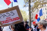 Dixi&egrave;me samedi de manifestations contre le pass sanitaire, que Macron envisage d'all&eacute;ger