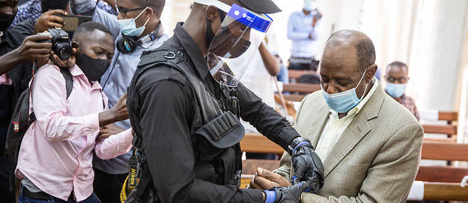 Reapparu au Rwanda, en aout 2020, apres pres de 25 ans d'exil, Paul Rusesabagina est accuse d'etre le cerveau d'attaques menees par le Front de liberation nationale (FLN), groupe rebelle considere comme terroriste par Kigali.
