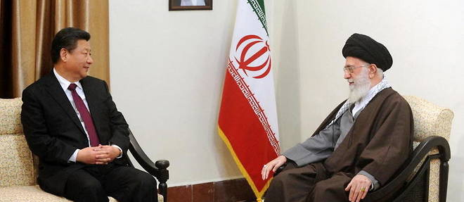 Le president chinois Xi Jinping, recu par le guide supreme iranien, l'ayatollah Ali Khamenei, le 23 janvier 2016 a Teheran.
