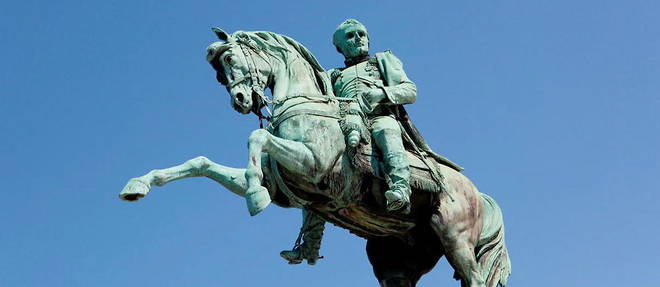 Statue de Napoleon Bonanaparte, place du General-de-Gaulle a Rouen (Normandie).
