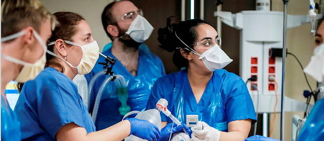 Intubation d'un malade du Covid-19 au service de reanimation du Pr Yves Cohen a l'hopital Avicenne de Bobigny.