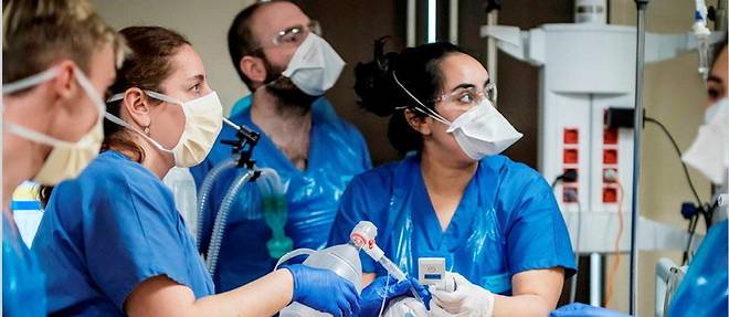 Intubation d’un malade du Covid-19 au service de réanimation du Pr Yves Cohen à l’hôpital Avicenne de Bobigny.  ©Simon LAMBERT/HAYTHAM-REA