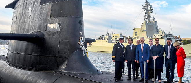 Le president Emmanuel Macron, le 2 mai 2018, aux cotes du Premier ministre australien de l'epoque, Malcolm Turnbull, sur le pont d'un sous-marin de la marine australienne dans le port de Sydney.


