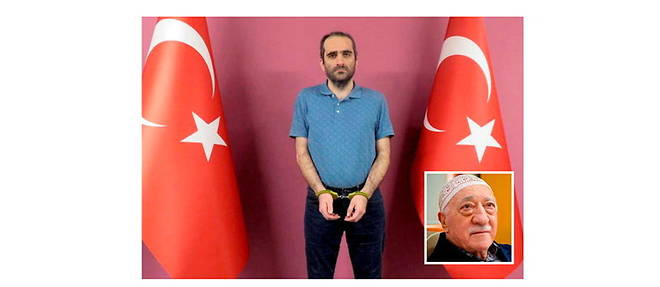 Apres avoir ete kidnappe a Nairobi (Kenya), Selahaddin Gulen, neveu du predicateur Fethullah Gulen (en medaillon), est exhibe a Ankara, le 31 mai.