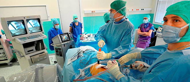  Hopital Femme-Mere-Enfant des Hospices civils de Lyon, a Bron, le 31 aout. Le Dr Vincent Cunin et son equipe pratiquent une osteosynthese souple de la colonne vertebrale (Vertebral Body Tethering) sur une jeune patiente. Cette operation ne necessite pas une large ouverture du dos.