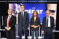 Jean-Luc Mélenchon et Éric Zemmour posent aver les deux animateurs du débat de BFM TV, Aurélie Casse et Maxime Switek.
