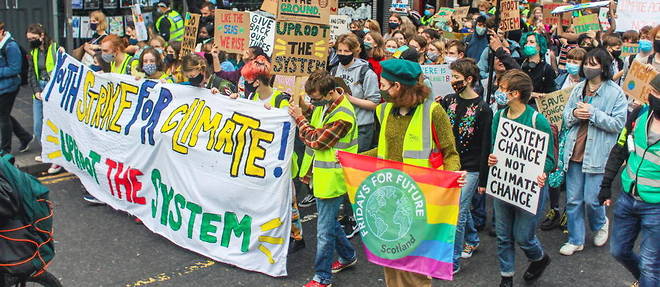 Des jeunes manifestent pour le climat, ici a Glasgow.
