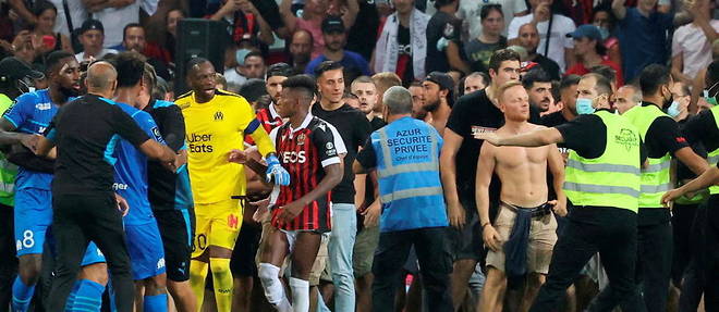 Des supporteurs envahissent le terrain lors du match Nice-Marseille, le 22 aout 2021. Le match a ete interrompu.
