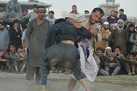 Sur un terrain poussi&eacute;reux de Kaboul, des lutteurs en qu&ecirc;te de gloire