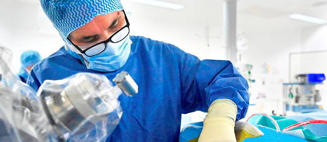 Le 15 septembre, le Pr Stephan Chabardes procede a l'implantation d'une fibre optique infrarouge dans le cerveau d'un patient volontaire atteint de parkinson.