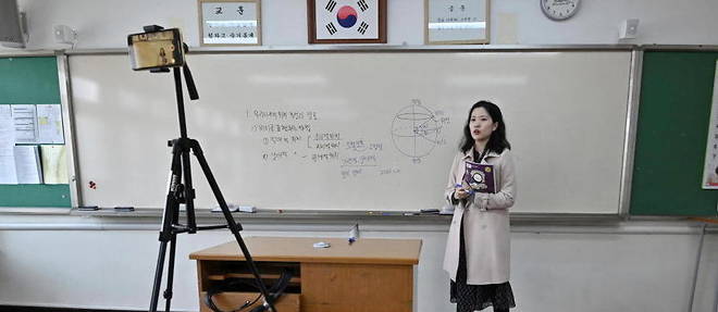 Une professeure donne un cours en ligne dans un lycee de Seoul le 9 avril 2020.
