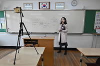 Une professeure donne un cours en ligne dans un lycée de Séoul le 9 avril 2020.
