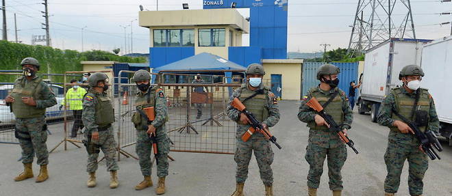 Des soldats de la marine equatorienne devant la prison de Guayaquil, Equateur, le 23 fevrier 2021.
