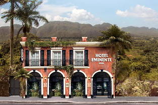 La façade de l'hôtel Monte Cristo a été recouverte pour laisser place au décor de la vallée de Viñales et d'une  casa particular  cubaine.
