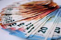 La dette publique française s'élève à 40 000 euros par habitant.

