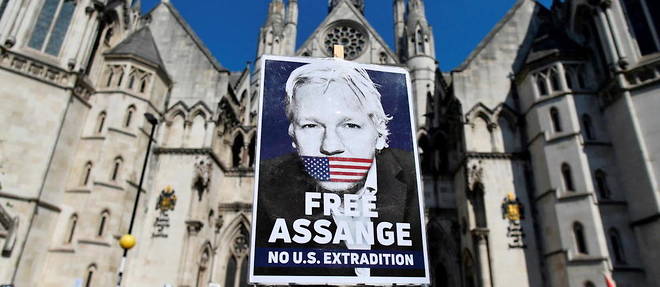 Manifestation de soutien au fondateur de WikiLeaks Julian Assange devant la cour de justice de Londres en aout 2021.
