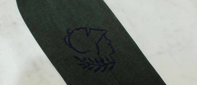 Les chaussettes imaginées pour la nouvelle boutique de l'Académie française, de longues paires vertes en fil d'écosse frappées de l'emblème de l'Institut.
