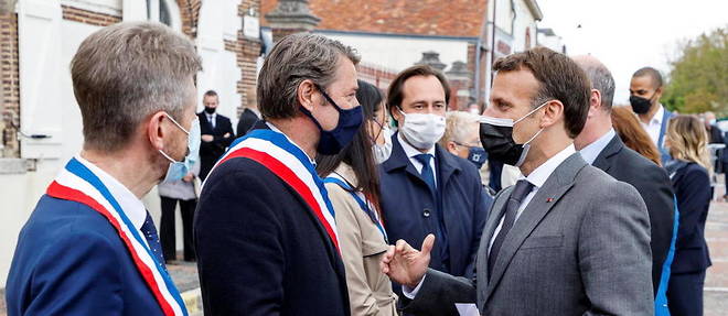 Francois Baroin, qui quitte la tete de l'AMF, et Emmanuel Macron.

