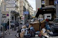 Fin de la gr&egrave;ve des &eacute;boueurs &agrave; Marseille o&ugrave; les poubelles d&eacute;bordent