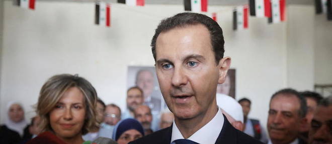 Le president syrien Bachar el-Assad, ici le 26 mai 2021 dans un bureau de vote a Douma, pres de Damas, a ete officiellement reelu avec 95,1 % des suffrages.
