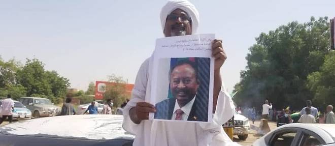 Les Soudanais ne lachent rien. Ici, un membre du Parti du Congres soudanais tient une affiche en soutien au Premier ministre, Abdallah Hamdok, le 30 septembre, devant la gare de Khartoum.
