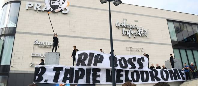 Marseille rend hommage au "boss" Bernard Tapie, avant d'accueillir ses obseques