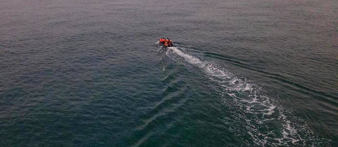 Les secours sondent encore les eaux a la recherche eventuelle de trois personnes qui auraient pu se trouver a bord de la meme << embarcation de fortune >> qu'empruntent les migrants pour traverser la Mediterranee. (Photo d'illustration)
