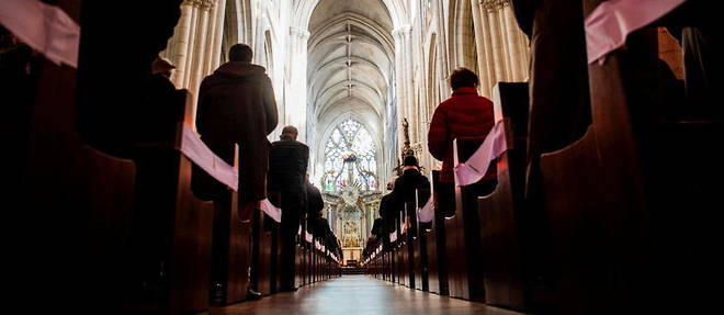 Lors d'une messe celebree en la cathedrale de Lucon, en Vendee, a l'occasion de l'inauguration d'une plaque en hommage aux enfants victimes d'abus sexuels par des pretres, le 14 mars 2021.  

