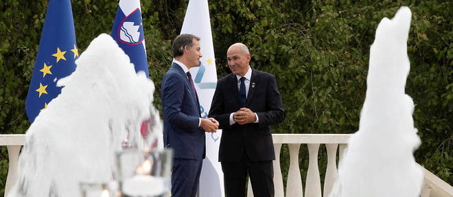 Le Premier ministre belge, Alexander De Croo, accueilli par son homologue slovene Janez Jansa.

