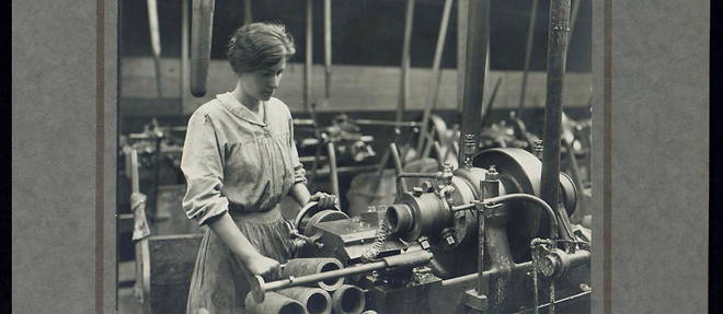 Une << munitionnette >> de la societe automobile Delahaye, participant a l'effort de guerre, en 1917. 
