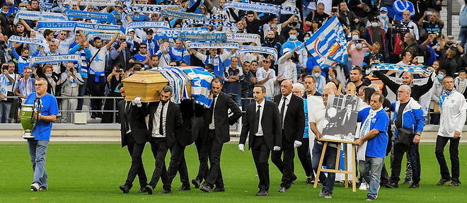 Plusieurs centaines de supporteurs de l'Olympique de Marseille ont assiste, jeudi 7 octobre, a l'hommage rendu a Bernard Tapie.
