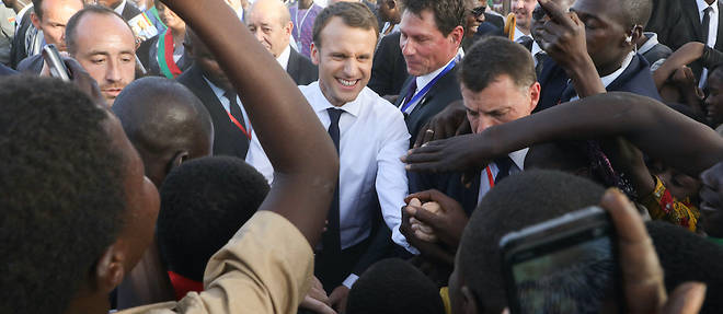 Emmanuel Macron accueilli a Ougadougou en novembre 2017, lors de la premiere tournee africaine en tant que president nouvellement elu.

