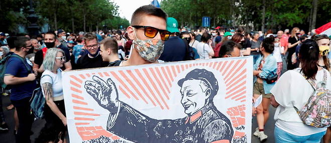 Le Premier ministre Viktor Orban est brocarde en Mao Tse-toung lors d'une manifestation contre le projet de construction du campus de la Fudan University, le 5 juin, a Budapest.