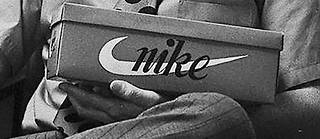  Une virgule par défaut qui signe la réussite du cofondateur de Nike, Philip Knight. 