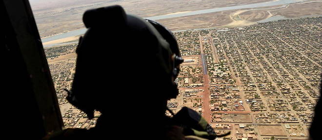 Un soldat francais a bord d'un helicoptere qui survole la ville de Gao, dans le nord du Mali.
