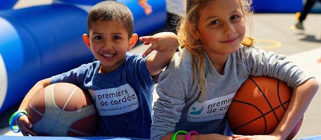 Association francaise fondee en 1999, Premiers de Cordee parvient chaque annee a initier au sport pres de 8000 enfants malades ou souffrant d'un handicap, grace a 150 benevoles et educateurs sportifs, epaules par des champions de premier plan.  
