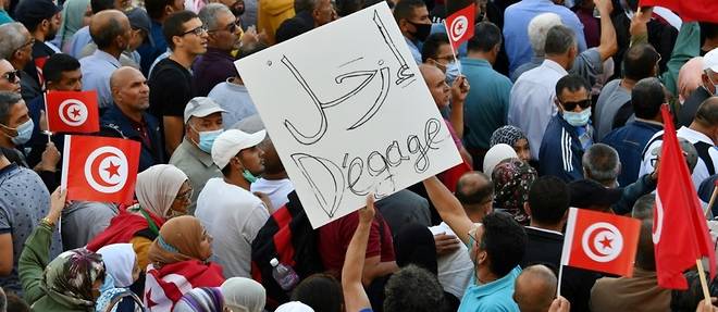 Au moins 6.000 manifestants a Tunis "contre le coup d'Etat" du president Saied