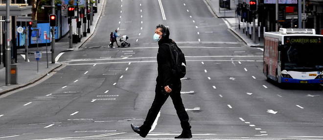 Un homme marche dans le centre de Sydney, Australie, le 26 juin 2021.

