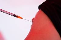 Le gouvernement envisage une vaccination obligatoire au-del&agrave; des seuls soignants