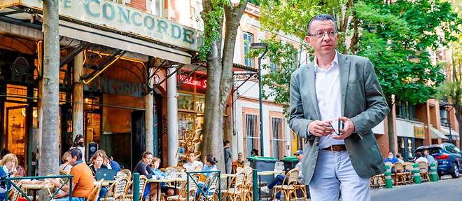  Le romancier et journaliste toulousain Christian Authier, devant le Café Concorde, l’un des plus anciens de la ville.  ©Lydie LECARPENTIER/REA