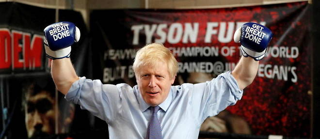 Le Premier ministre britannique et chef du parti conservateur Boris Johnson en novembre 2019. Alors en campagne pour les elections generales, il porte des gants de boxe avec l'inscription << Get Brexit Done >>.
