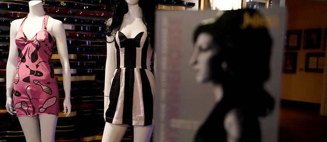Des robes ayant appartenues a la chanteuse Amy Winehouse exposees a New York, le 11 octobre 2021.

