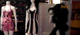Des robes ayant appartenu à la chanteuse Amy Winehouse exposées à New York, le 11 octobre 2021.
