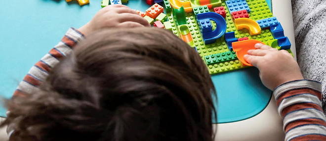 Une petite fille joue avec des Lego. Photo d'illustration 
