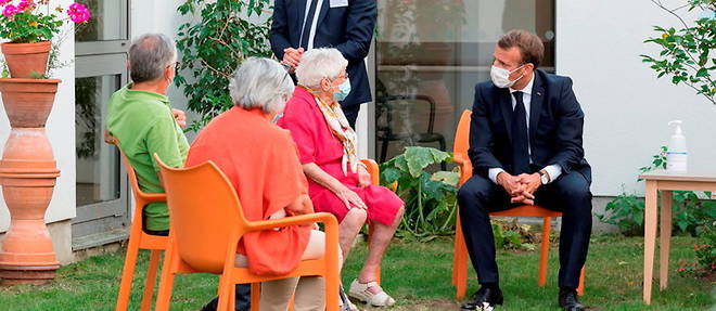 En septembre 2020, Emmanuel Macron, en visite dans un Ehpad, a Bracieux (Loir-et-Cher). L'abandon de la loi grand age autonomie par l'executif a decu les acteurs du secteur.