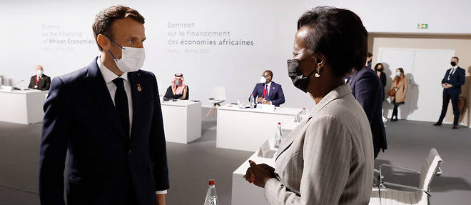 Emmanuel Macron et Louise Mushikiwabo, la secretaire generale de l'Organisation internationale de la Francophonie, a un sommet a Paris, le 18 mai 2021. 
